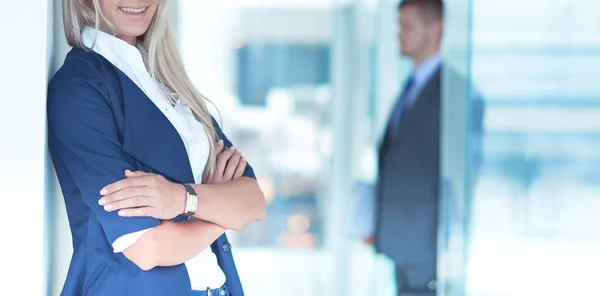 Retrato de una joven empresaria en el cargo con colegas en segundo plano — Foto de Stock