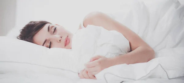 Piękna dziewczyna śpi w sypialni, leżąc na łóżku — Zdjęcie stockowe