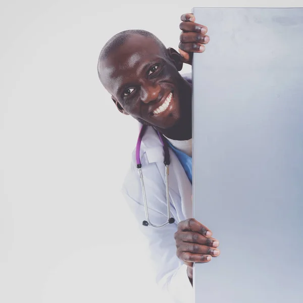 Mannelijke arts holding lege bordje, geïsoleerd op witte achtergrond — Stockfoto