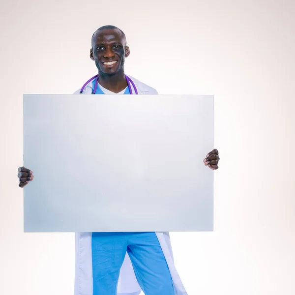 Médico masculino segurando placard vazio, isolado em fundo branco — Fotografia de Stock