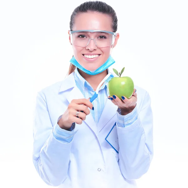 Dentista medico donna tenere mela fresca verde in mano e spazzolino da denti — Foto Stock