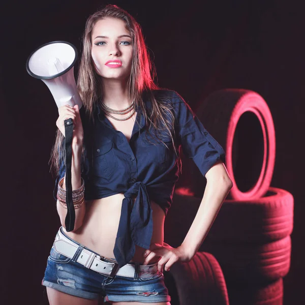 Retrato de uma jovem mulher na garagem antiga. isolado em fundo preto — Fotografia de Stock