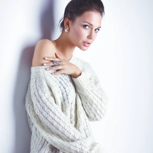 Retrato de una linda mujer en suéter en casa — Foto de Stock