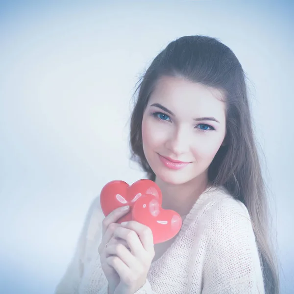 Bella donna tenere rosso sentire, isolato su sfondo grigio — Foto Stock