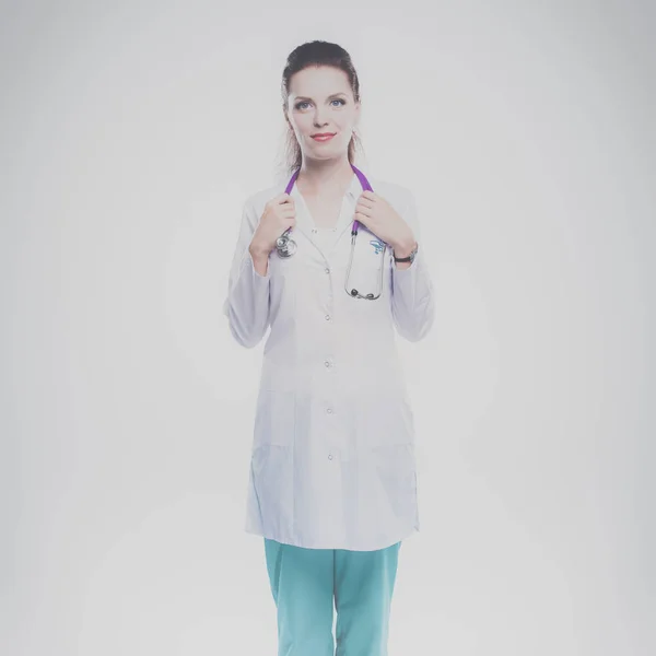 Médica sorridente com uma pasta em uniforme de pé no hospital — Fotografia de Stock