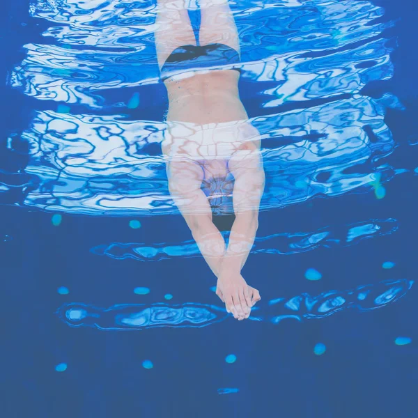 Male swimmer at the swimming pool. Underwater photo — Stock Photo, Image