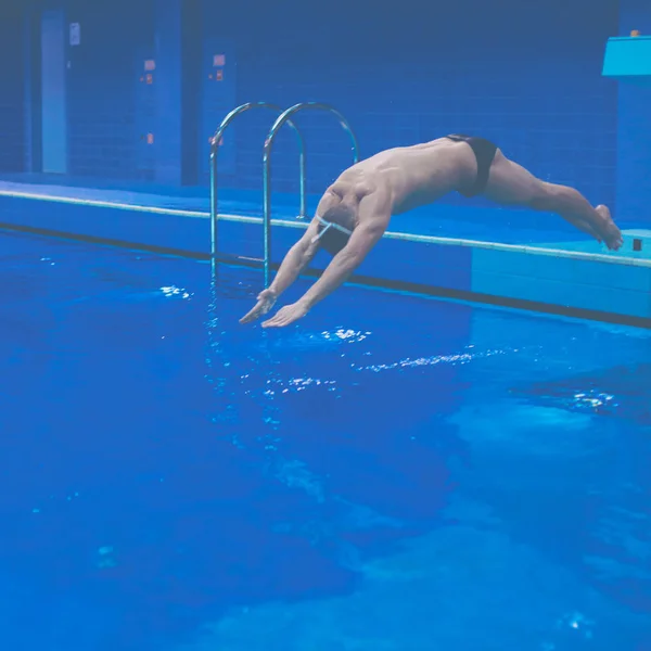 Nuotatore maschile in piscina. Foto subacquea — Foto Stock