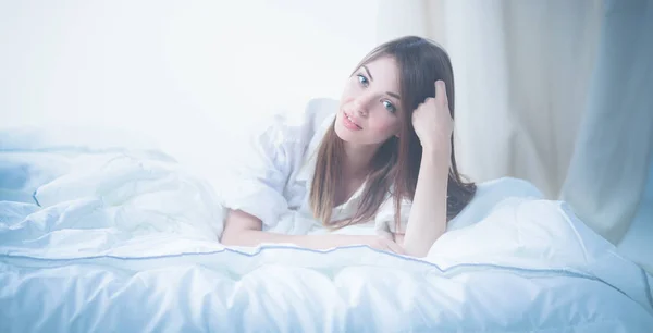 Retrato de una hermosa mujer en la cama en el dormitorio — Foto de Stock