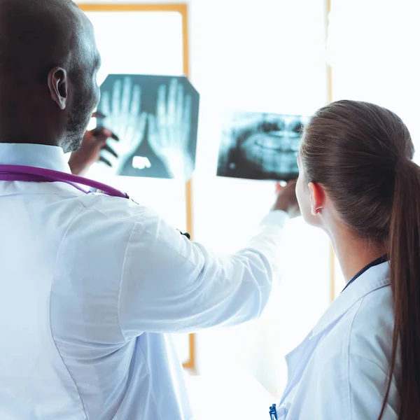 Doctors analyzing an x-ray in a metting — Stock Photo, Image