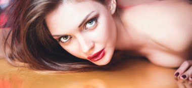 son moda makyaj yalan ile güzel kız portresi