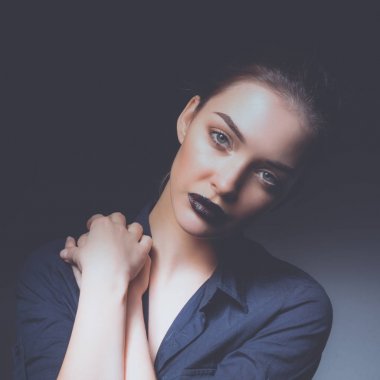 kolye ile güzel bir kadın portresi