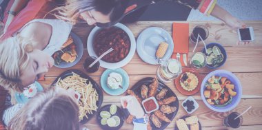 Grup insanların yemek yiyorsunuz tahta masada otururken Üstten Görünüm