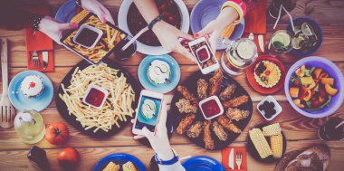 Grup insanların yemek yiyorsunuz tahta masada otururken Üstten Görünüm