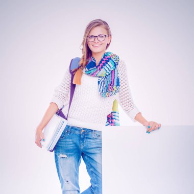 Boş tahta işaret eden güzel öğrenci kadın