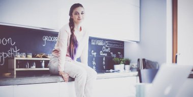 Mutfakta masada oturan genç kadın