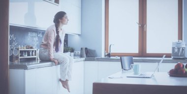 Mutfakta masada oturan genç kadın