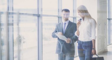 bir iş merkezi koridorda yürürken iş adamları