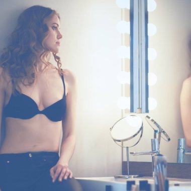 Genç kadın kendini banyo ayna arıyor