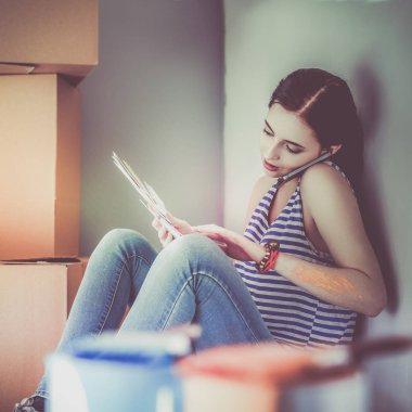 kadın boya renk örneğini yeni ev ahşap yerde oturmak için seçim