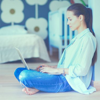 Çocuk karyolası yakın katta oturan genç kadın