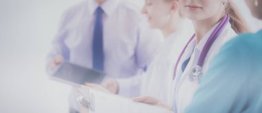 Tıp grubunun önünde çekici bir kadın doktor.