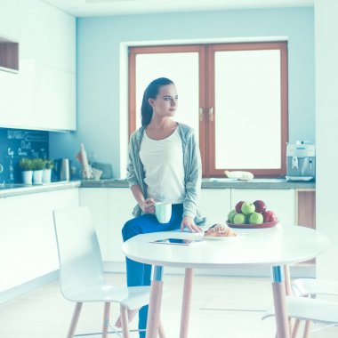 mutlu kadın evde Mutfakta çay içme