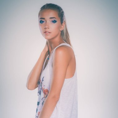 Çekici genç kadın üzerinde izole beyaz arka plan ayakta