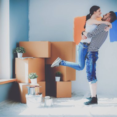 Mutlu genç çift yeni eve taşınıyor.