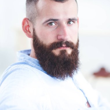 Genç işadamı koltukta oturuyor.