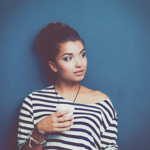 Retrato de mulher jovem com chá ou café — Fotografia de Stock
