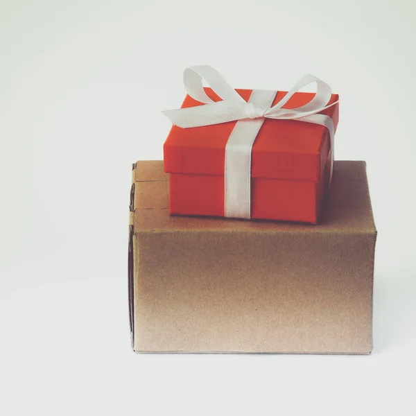 Rote Geschenkbox mit Band isoliert auf weißem Hintergrund — Stockfoto