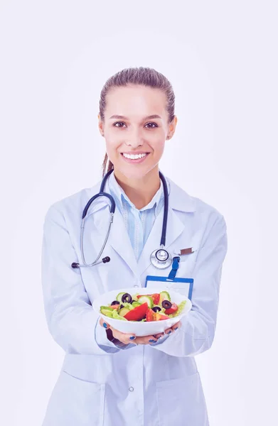 Retrato de una hermosa doctora sosteniendo un plato con verduras frescas . —  Fotos de Stock