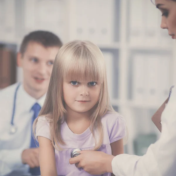 Médico femenino examinando a un niño con estetoscopio en cirugía — Foto de Stock