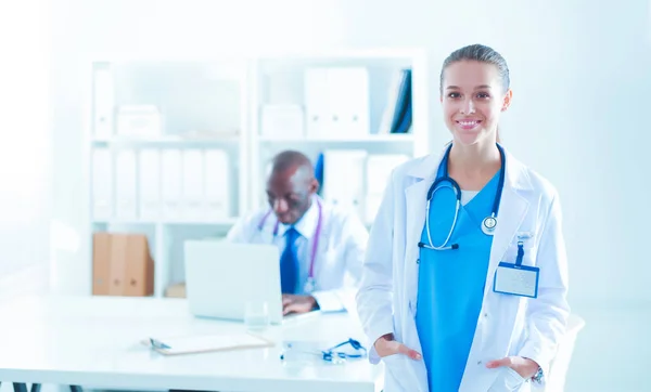 Una dottoressa sorridente con una cartella in uniforme all'interno — Foto Stock