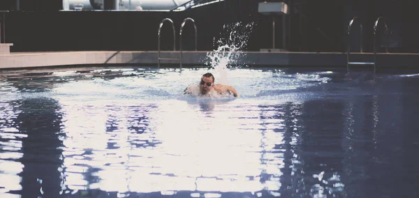 Nuotatore maschile in piscina. Foto subacquea — Foto Stock