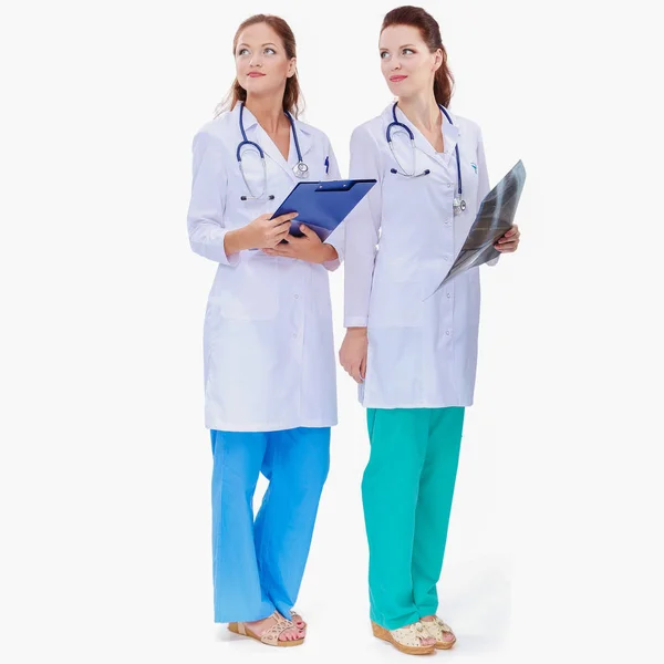 Deux jeunes femmes médecin, debout à l'hôpital — Photo