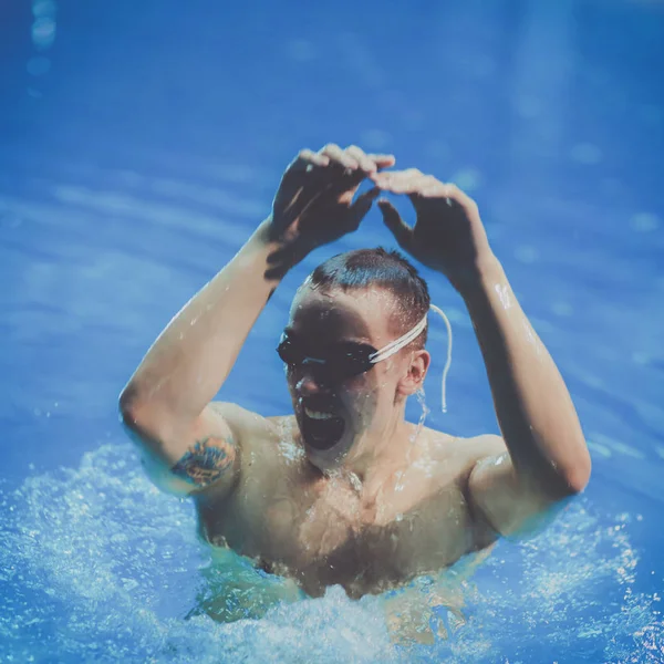 Male swimmer at the swimming pool. Underwater photo — Stock Photo, Image