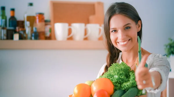 Mujer joven sosteniendo bolsa de la compra de comestibles con verduras —  Fotos de Stock