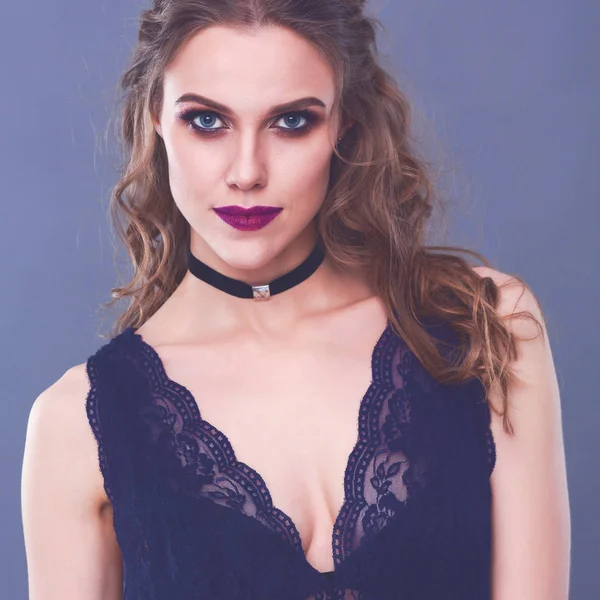 güzel bir genç kadın yüzü portre kadar yakın. gri arka plan üzerinde izole.