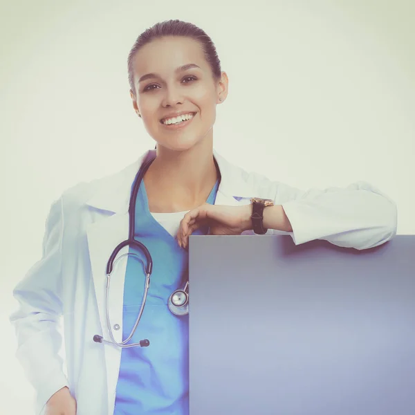 Uma médica com um cartaz em branco — Fotografia de Stock