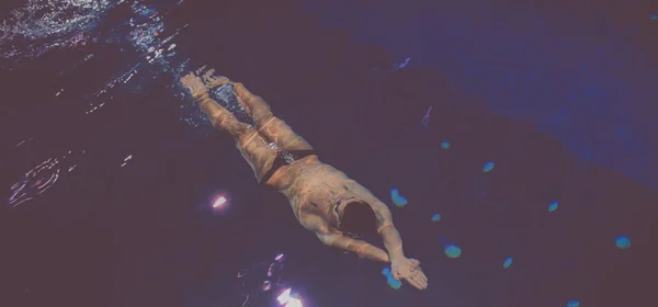 Homem nadador na piscina. Foto subaquática — Fotografia de Stock