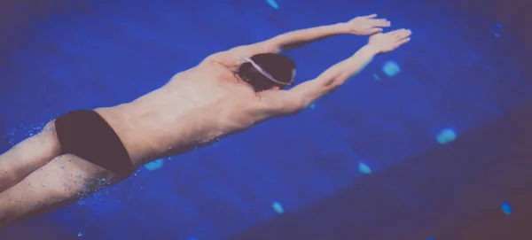 Nadador masculino en la piscina. Foto submarina — Foto de Stock