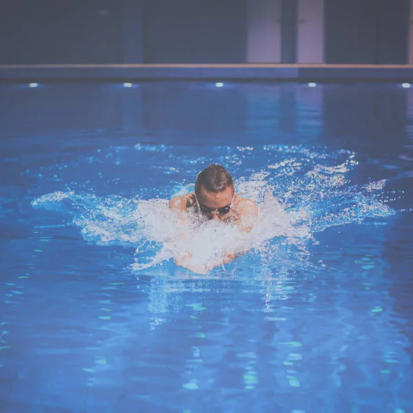 Nadador masculino en la piscina. Foto submarina — Foto de Stock