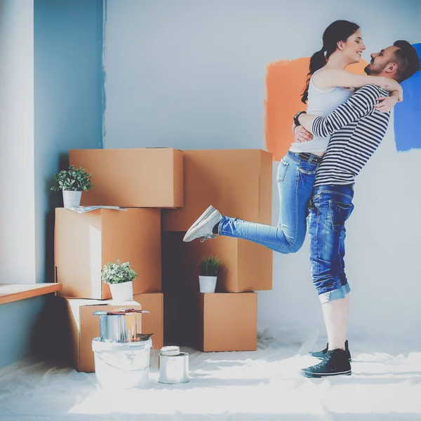 Mutlu genç çift yeni eve taşınıyor.