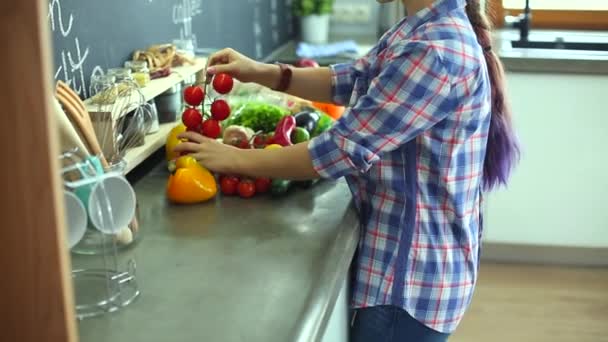 Jeune femme tenant sac d'épicerie avec des légumes — Video