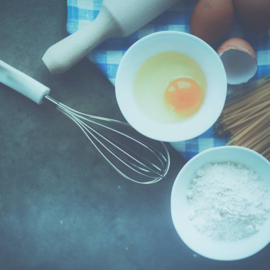 Hamur hazırlama tarifi ev yapımı ekmek, pizza ya da turta karışımı, mutfak masasının arkasında besin düzlüğü