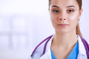 Kadın doktor hastanede dosyayla bekliyor.