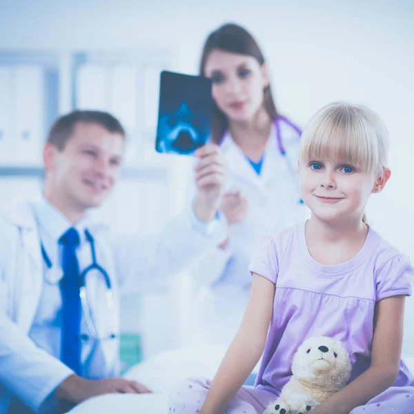 Médecin féminin examinant un enfant avec stéthoscope en chirurgie — Photo