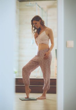 Banyo üzerinde duran genç kadın