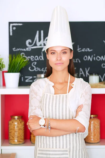 Chef-Frauenporträt mit Uniform in der Küche — Stockfoto